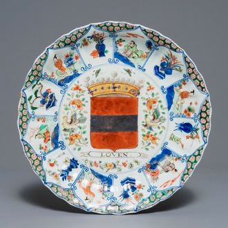 Un plat en porcelaine de Chine famille verte aux armes de Louvain, Kangxi/Yongzheng