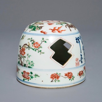 Un porte-encens en porcelaine de Chine famille verte, marque de Xuande, 19/20ème