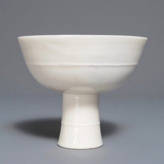 Une coupe sur piedouche en porcelaine blanc de Chine, Wanli ou époque Transition