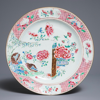 Un grand plat en porcelaine de Chine famille rose à décor de cailles, Yongzheng