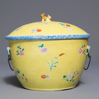 A Chinese famille rose yellow ground sgraffiato bowl and cover, 19/20th C.