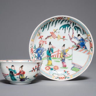 Une tasse et soucoupe en porcelaine de Chine famille rose à décor de 'La Romance de la chambre de l'ouest', Yongzheng/Qianlong