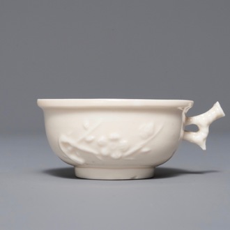 Un bol à décor appliqué en porcelaine blanc de Chine de Dehua, marque en creux, Kangxi