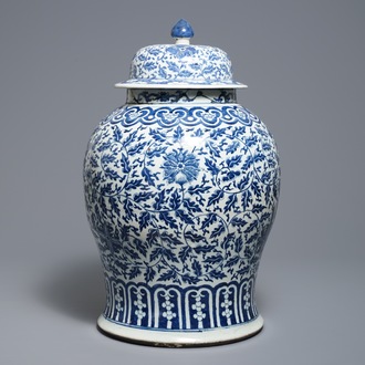 Un vase couvert en porcelaine de Chine bleu blanc à décor de rinceaux lotus, 19ème