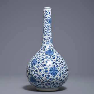 Un vase de forme bouteille en porcelaine de Chine bleu et blanc, 18/19ème