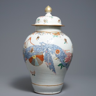 Un grand vase couvert en porcelaine de Chine famille rose, Yongzheng/Qianlong