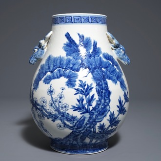 Een Chinese blauwwitte hu vaas met 'Drie Vrienden van de Winter' decor, Qianlong merk, 19/20e eeuw
