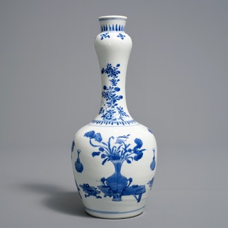 Een Chinese blauwwitte flesvormige vaas met decor van kostbaarheden, Kangxi