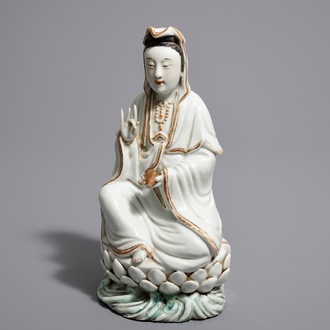 Een Chinese figuur van Guanyin op lotustroon, Republiek, 20e eeuw