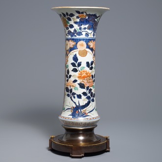 Een Japanse Imari trompetvaas op bronzen voet, Edo, 17e eeuw