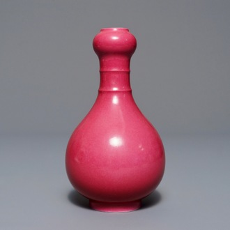 Een Chinese monochrome roze vaas, Yongzheng merk, 19/20e eeuw