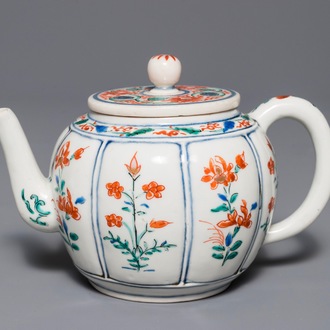 Een Japanse Kakiemon theepot met deksel, Edo, 17e eeuw