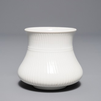 Un pot à pinceaux en porcelaine blanc de Chine, Kangxi