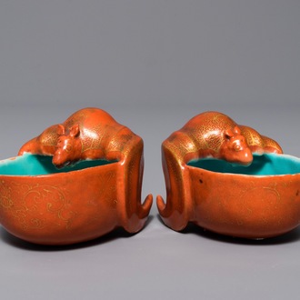 A pair of Chinese coral ground bat-shaped brush washers, 18/19th C.