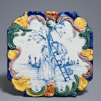 Een polychrome Delftse plaquette met kersenplukkers, 18e eeuw