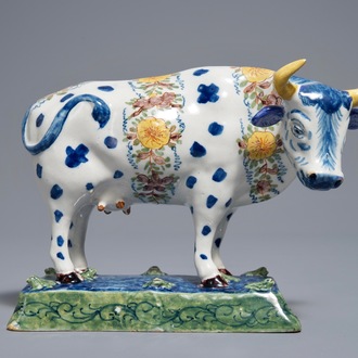 Een polychrome Delftse koe op basis met kikkers, 18e