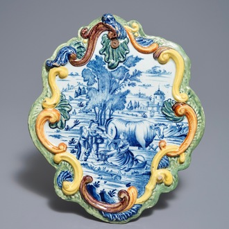 Een polychrome Delftse plaquette met decor van melkdrinkers, 18e eeuw