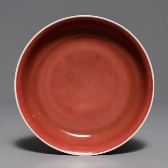 Une assiette en porcelaine de Chine rouge monochrome, Qianlong