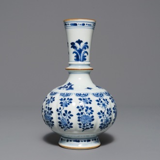 Un base de huqqah en porcelaine de Chine bleu et blanc, Kangxi