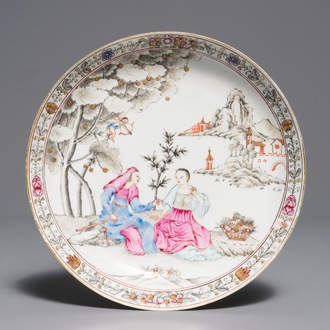 Een Chinees famille rose grisaille bord met mythologisch decor, Yongzheng