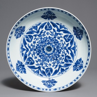 Un plat en porcelaine de Chine bleu et blanc pour le marché islamique, Kangxi