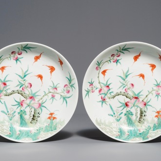 Twee Chinese famille rose borden met perziken en vleermuizen, Republiek, 20e eeuw