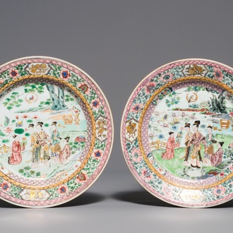 Deux assiettes en porcelaine de Chine famille rose à décor de figures dans un jardin, Yongzheng
