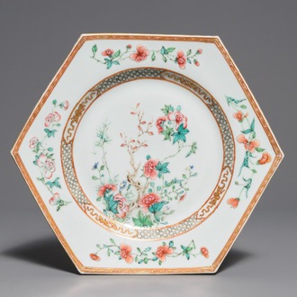 Een fijne hexagonale Chinese famille rose schotel met pioenrozen, Yongzheng