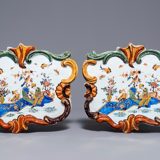 Een paar polychrome Delftse chinoiserie plaquettes, 18e eeuw