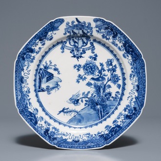 Une assiette armoriée en porcelaine de Chine bleu et blanc pour le marché anglais, Qianlong