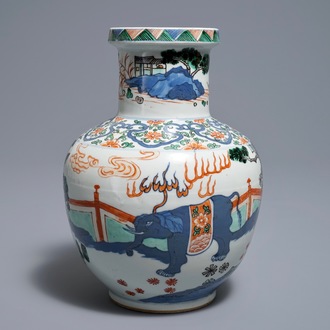 Un vase en porcelaine de Chine wucai à décor d'animaux mythiques, 19/20ème