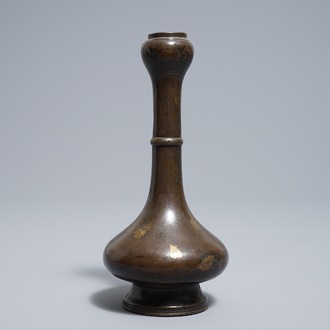 Een Chinese bronzen flesvormige vaas met goudspatten, Ming