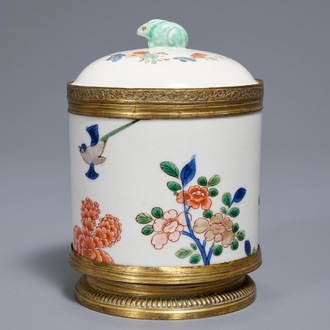 Un pot couvert en porcelaine de Chine et de Japon à monture en bronze doré, marque de Jiajing, 18/19ème
