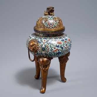 Een Chinese driepotige cloisonné wierookbrander, 19/20e eeuw