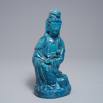 Een Chinese turquoise en onderglazuur blauwe figuur van Guanyin, 19/20e eeuw