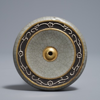 Een Chinees ge-type scrollgewicht met craquelé glazuur, Qianlong merk, 19/20e eeuw