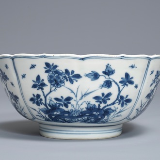 Un bol en porcelaine de Chine bleu et blanc, à décor floral, Kangxi