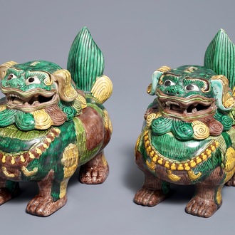 Une paire de brûle-parfums en forme de lions bouddhistes en porcelaine de Chine sancai, 20ème