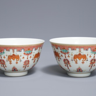 Une paire de bols en porcelaine de Chine famille rose, marque de Guangxu, 19/20ème