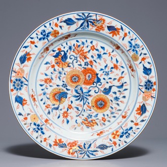 Een grote Chinese Imari-stijl schotel met floraal decor, Kangxi