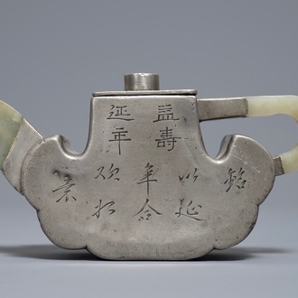 Een Chinese Yixing steengoed theepot met tinnen wand en jade opzet, 19e eeuw