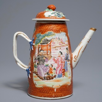 Une cafetière couverte en porcelaine de Chine famille rose à décor mandarin, Qianlong