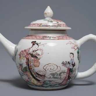 Een Chinese famille rose theepot met de onsterfelijke Lan Cai He, Yongzheng