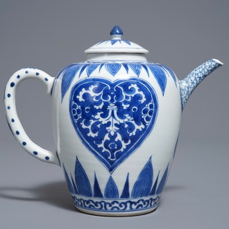 Een grote Chinese ei-vormige blauwwitte theepot, Kangxi