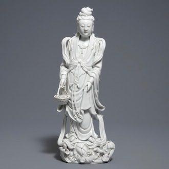 Een Chinese Dehua blanc de Chine figuur van Guanyin, 19e eeuw