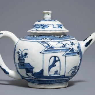 Een Chinese blauwwitte theepot met reliëfdecor, Kangxi