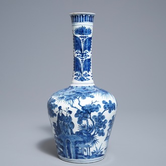 Een blauwwitte Delftse vaas met chinoiserie decor, 18e eeuw