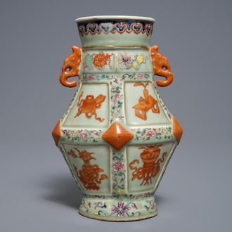 Een Chinese famille rose vaas met celadon fond, Qianlong merk, 19e eeuw