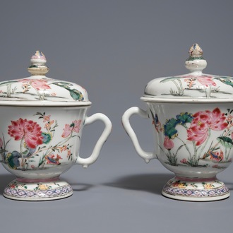 Une paire de coupes couvertes en porcelaine de Chine famille rose, Yongzheng