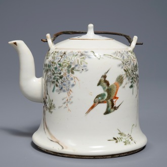 A Chinese qianjiang cai teapot and cover, 19/20th C.